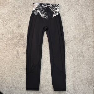 Lululemon women’s Black Leggings with Monochrome Printed Waistband